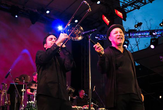 Achilles performing with Ruben Blades