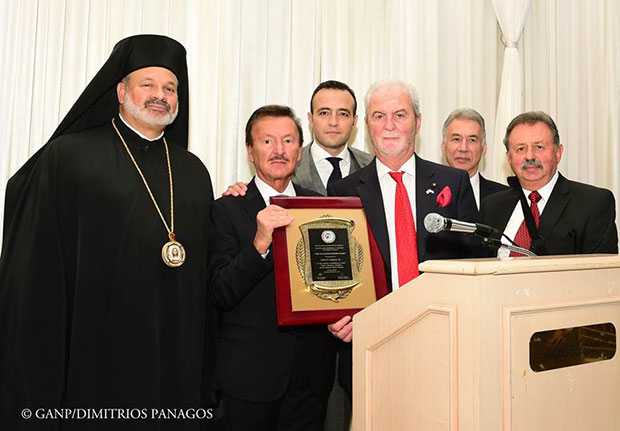 John Calamos, Sr. is presented The Panagiotis Sekeris Award by His Grace Demetrios, Bishop of Mokissos, Andreas Papantoniou, accompanied by George Reveliotis, George Sourounis, and Konstantinos Kapogianis.