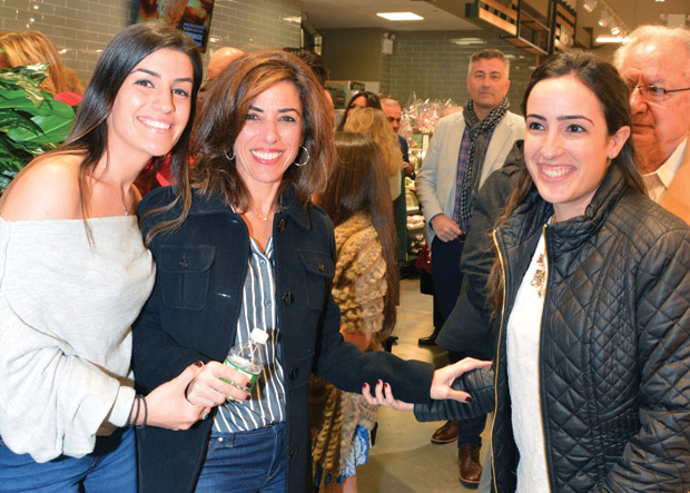 Maria Mamais with daughters Irene and Calliope; Photo: ETA PRESS / Christos Cavvadas