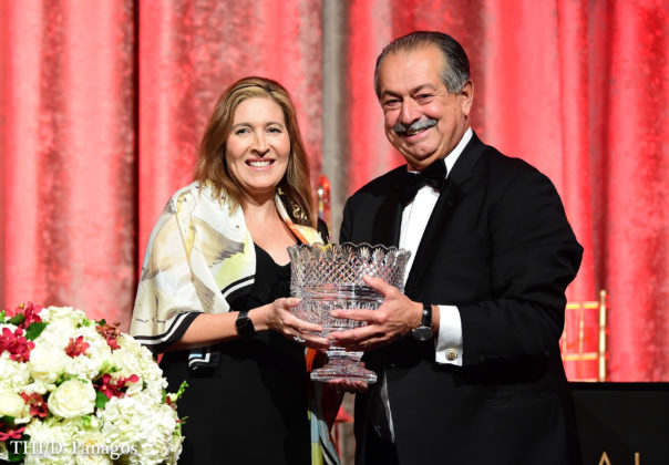 THI founder and Chairman Andrew Liveris offering the organization's highest award to Beatriz Perez, Senior Vice President and Chief Communications, Public Affairs, Sustainability and Marketing Assets Officer for The Coca-Cola Company