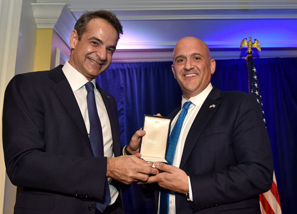 Zemenides receiving the Insignia of the Commander of the Order of the Phoenix from Prime Minister Mitsotakis (May 2022)