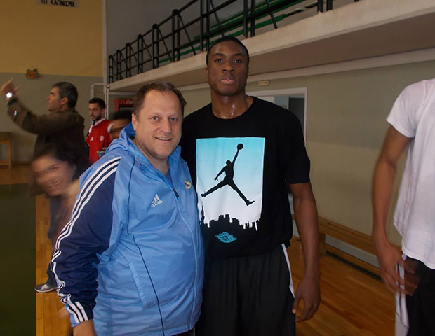 Spiros avec le frère de Giannis Thanasis, également étoile montante du basket-ball' brother Thanasis, also a basketball rising star